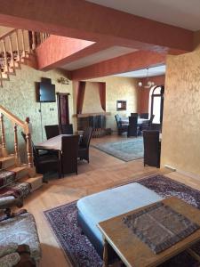 a living room with a couch and a table at Vila Cristal in Târgu Ocna