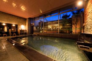 a large swimming pool in a hotel room at Hayamakan in Kaminoyama