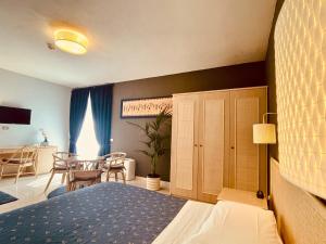 una camera da letto con un letto e una sala da pranzo di River Park Hotel ad Ameglia Altre 93 foto