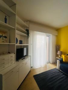 a living room with a couch and a television in a room at Onda blu in Marina Julia