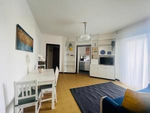 a living room with a table and a dining room at Onda blu in Marina Julia