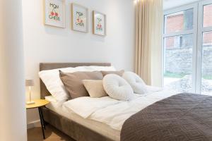 a bedroom with a large bed with a window at Starowiejska Residence 1860 in Miejsce Piastowe