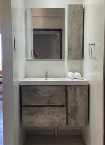 a bathroom with a sink and a mirror at Departamento Capital II in La Rioja