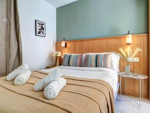 ein Schlafzimmer mit einem großen Bett, auf dem Handtücher liegen in der Unterkunft Bonaire Apartment by Hello Homes Sitges in Sitges