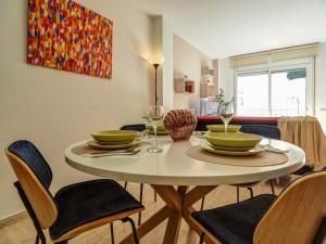 ein Esstisch mit Tellern und Weingläsern in der Unterkunft Bonaire Apartment by Hello Homes Sitges in Sitges