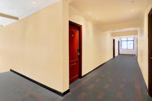 an empty hallway with a door and a tile floor at OYO Townhouse Anantapur Near Srikantam Circle in Anantapur