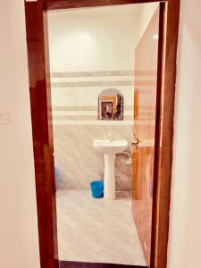 a bathroom with a sink and a toilet at Shri charno amrit vatika in Vrindāvan