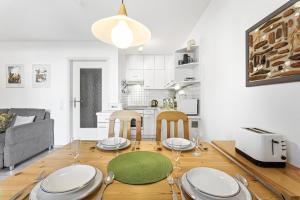 a kitchen and living room with a table and chairs at Achtern Diek 13a - Wohnung 2 in Müggenburg