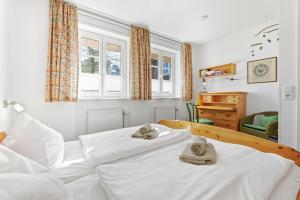 a bedroom with two beds with towels on them at Achtern Diek 13a - Wohnung 2 in Müggenburg