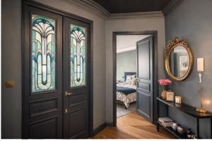 a hallway with a door with stained glass at Maison Luxembourg - Chambre privée in Paris
