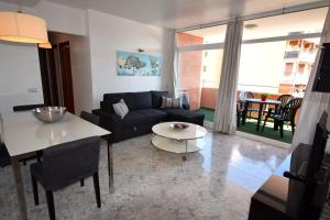 sala de estar con sofá y mesa en Playa Fenals Sol y Mar, en Lloret de Mar