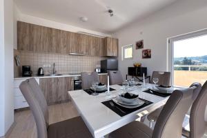 a kitchen and dining room with a table and chairs at Ferienwohnung Penthouse Sunce in Bar