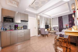 eine Küche und ein Wohnzimmer mit Tisch und Stühlen in der Unterkunft My House Otel in Samsun