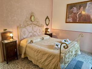 a bedroom with a bed and a picture on the wall at Suite Apartment Mandorlo in Volterra