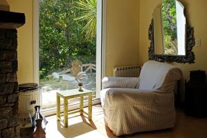 sala de estar con silla, mesa y ventana en Cul de Sac en Cariló