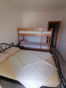 a room with two bunk beds in a room at ELA Apartmani i sobe in Neum