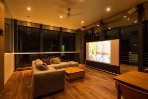 A seating area at Guest Villa on the BI-CHI