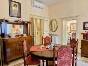 a dining room with a table and chairs at Suite Apartment Mandorlo in Volterra