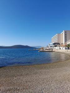 a beach in front of a large body of water at ELA Apartmani i sobe in Neum
