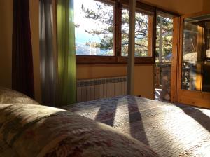 Postel nebo postele na pokoji v ubytování Els Apartaments del bosc + 37 fotografií