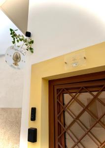 a room with a door and a chandelier at Borgo Antico in Grottaglie