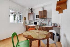 a kitchen with a table and chairs in a room at Casacuéntame in Granada