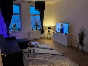 ein Wohnzimmer mit Sofa und Fernseher in der Unterkunft Stadtoase 2 in Wittenberge