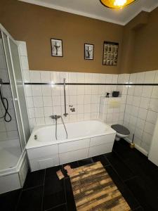 ein Badezimmer mit einer weißen Badewanne und einer Toilette in der Unterkunft Stadtoase 2 in Wittenberge