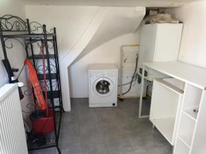 a laundry room with a washer and a washing machine at Maison les Alouettes in Nevers