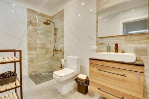 a bathroom with a toilet and a sink and a shower at Ferienwohnungen Sutorman in Bar