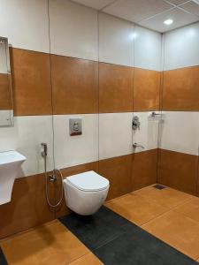 a bathroom with a toilet and a shower and a sink at CoffeeLand in Padinjarathara