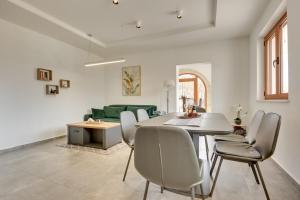 a living room with a table and a green couch at Ferienwohnungen Sutorman in Bar +9 photos