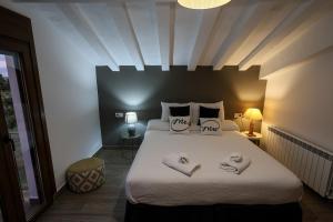 a bedroom with a bed with two towels on it at Hostal Rural Sartaguda in Sartaguda
