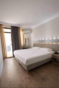 Кровать или кровати в номере Zel Hotel +22 фотографии