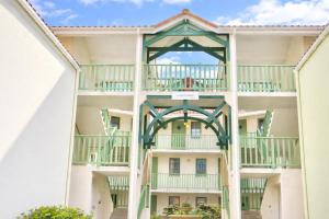 a view of the front of a building with balconies at Djiiméé, Piscine & vue apaisante sur Golf, 5 pers in Talmont