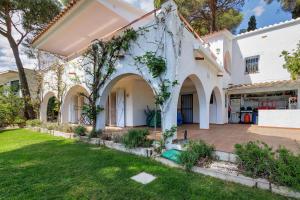 a house with a courtyard and a yard at Puigvermell in Pals