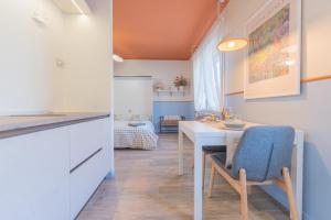 a kitchen and dining room with a table and chairs at Amagi Home in Montecchia di Crosara