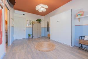 an empty living room with a ceiling fan at Amagi Home in Montecchia di Crosara