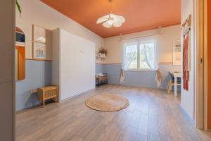 an empty living room with a table and a window at Amagi Home in Montecchia di Crosara
