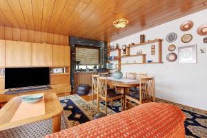 a living room with a table and a dining room at Traumhaftes Wohnen beim Badesee in Erlangen