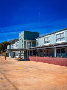 a building with a parking lot in front of it at Gracelands Parkes in Parkes