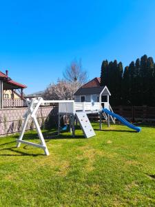 ein Spielplatz mit Rutsche im Garten in der Unterkunft Cicha Przystań Skępe 300 m od jeziora in Skępe