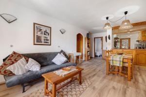 a living room with a couch and a table at Casa Abril in L'Ampolla