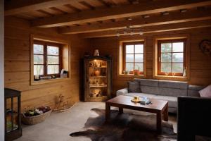 ein Wohnzimmer mit Sofa und Tisch in der Unterkunft Do roubenky in Kamenný Malíkov