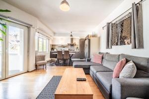 a living room with a couch and a table at Appartement Proche Lac et Thermes in Thonon-les-Bains