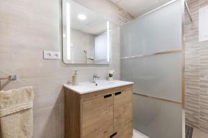 a bathroom with a sink and a mirror at Apartament Cristina in Deltebre +14 photos