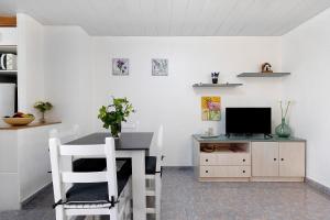 a dining room with a table and a television at Apartament Cristina in Deltebre