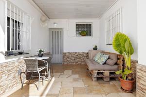 a living room with a couch and a table at Apartament Cristina in Deltebre