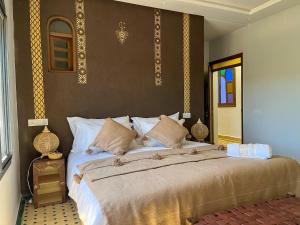 a bedroom with a large bed in a room at Bihi Lodge in Tahannout