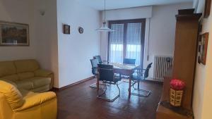 a living room with a couch and a table with a laptop at Il Canto del Mare Rooms & Suites in Porto SantʼElpidio